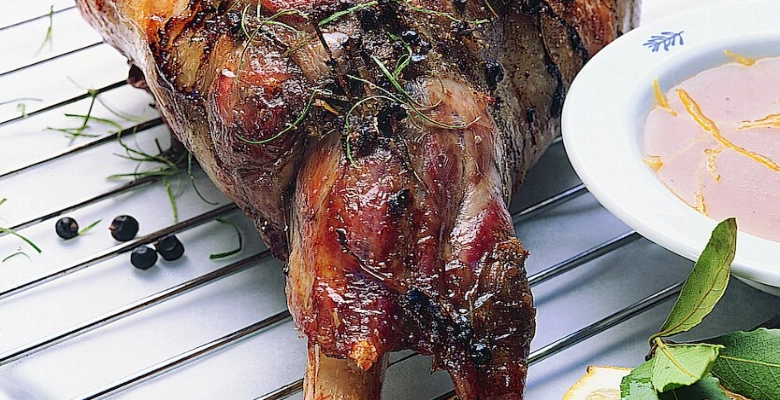 Cosciotto di agnello bio con bacche di ginepro e alloro